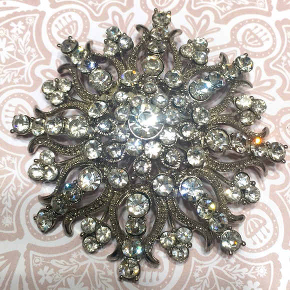 Silver crystals brooch star or snowflake shaped - Picture 2 of 8